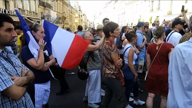 Paris'te aşı karşıtlarından Senato önünde protesto