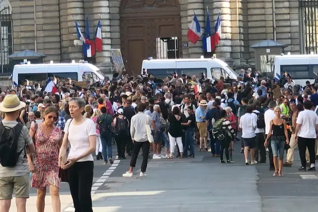 Paris'te aşı karşıtlarından Senato önünde protesto