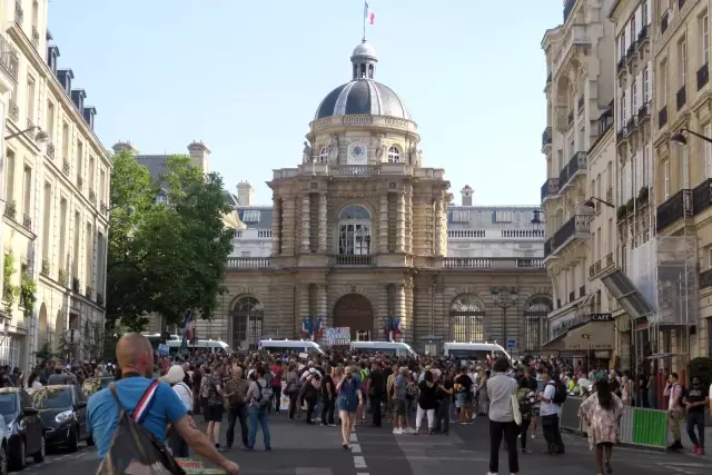 Paris'te aşı karşıtlarından Senato önünde protesto