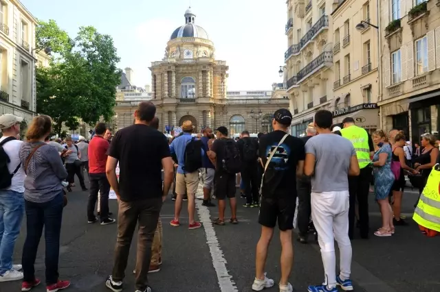 Paris'te aşı karşıtlarından Senato önünde protesto