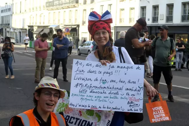 Paris'te aşı karşıtlarından Senato önünde protesto