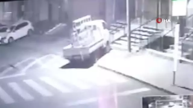 Park halindeki kamyonet böyle çalındı Park halindeki kamyonet böyle çalındı
