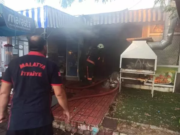 Son dakika haberi: RESTORAN, YANGINDA KULLANILMAZ HALE GELDİ Son dakika haberi: RESTORAN, YANGINDA KULLANILMAZ HALE GELDİ
