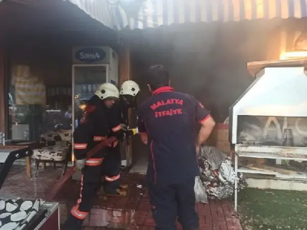 Son dakika haberi: RESTORAN, YANGINDA KULLANILMAZ HALE GELDİ