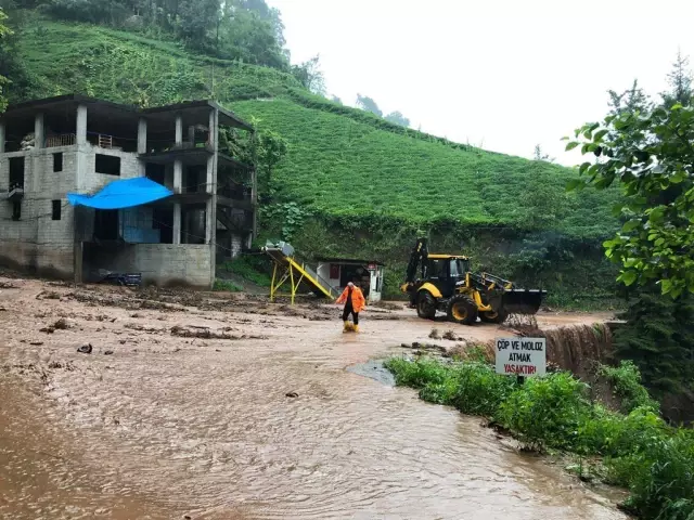 Rize'de sağanak nedeniyle dereler taştı, tarım arazileri ve yollarda hasar oluştu Rize'de sağanak nedeniyle dereler taştı, tarım arazileri ve yollarda hasar oluştu