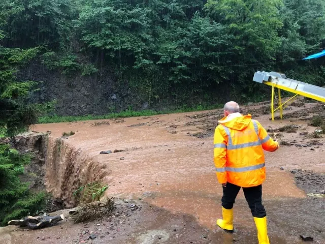 Rize'de sağanak nedeniyle dereler taştı, tarım arazileri ve yollarda hasar oluştu