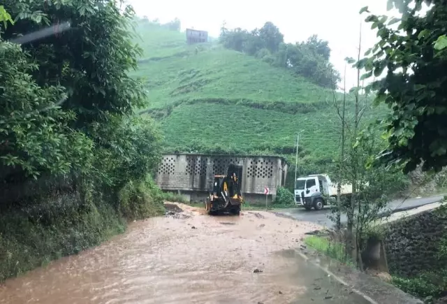 Rize'de sağanak nedeniyle dereler taştı, tarım arazileri ve yollarda hasar oluştu