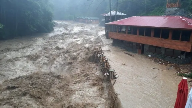 Rize'de sağanak nedeniyle dereler taştı, tarım arazileri ve yollarda hasar oluştu