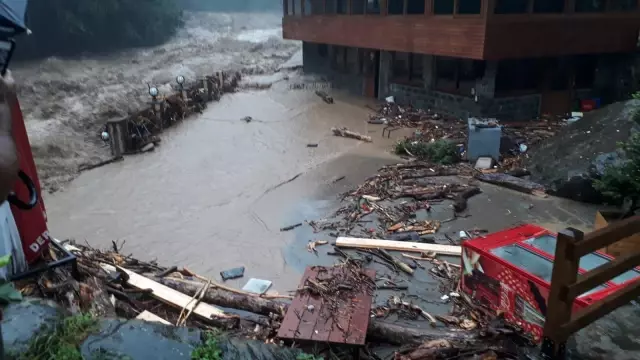Rize'de sağanak nedeniyle dereler taştı, tarım arazileri ve yollarda hasar oluştu
