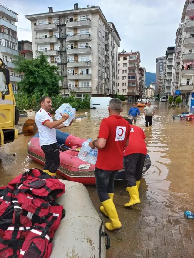 Son dakika: Rize'deki selzedelere destek olan Kızılay Artvin'e de uzman ekiplerini gönderdi