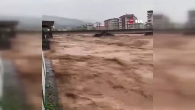 Rize'de şiddetli sağanak yağış etkili oldu