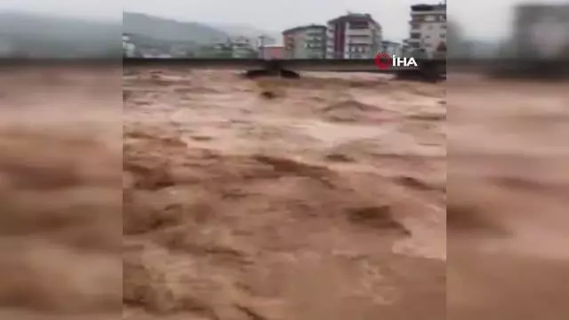 Rize'de şiddetli sağanak yağış etkili oldu