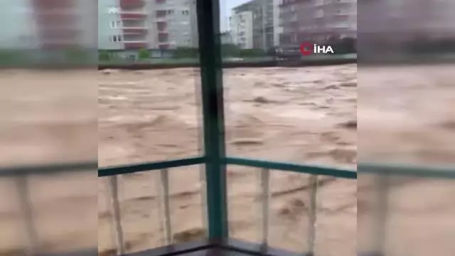 Rize'de şiddetli sağanak yağış etkili oldu