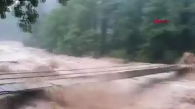 Son dakika: RİZE YİNE SELE TESLİM; DERELER TAŞTI, YOLLAR KAPANDI-1 Son dakika: RİZE YİNE SELE TESLİM; DERELER TAŞTI, YOLLAR KAPANDI-1