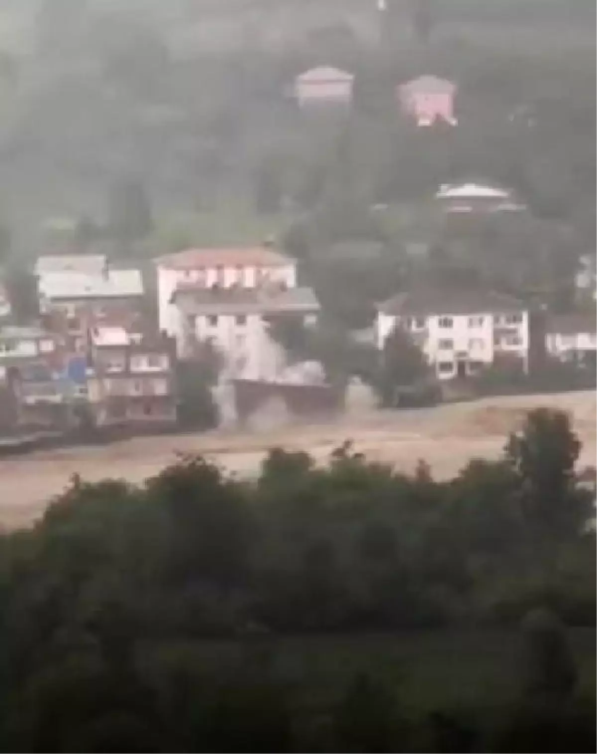 Rize yine sele teslim; dereler taştı, yollar kapandı (5)