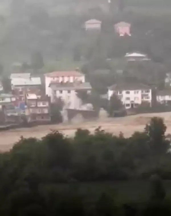 Rize yine sele teslim; dereler taştı, yollar kapandı (5) Rize yine sele teslim; dereler taştı, yollar kapandı (5)