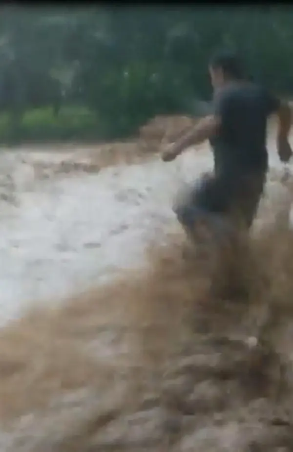 Son dakika haberi! Rize yine sele teslim; dereler taştı, yollar kapandı (2)