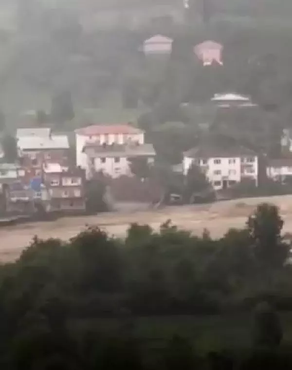 Rize yine sele teslim; dereler taştı, yollar kapandı (5)