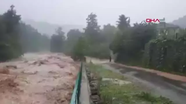 Son dakika: RİZE YİNE SELE TESLİM; DERELER TAŞTI, YOLLAR KAPANDI-1
