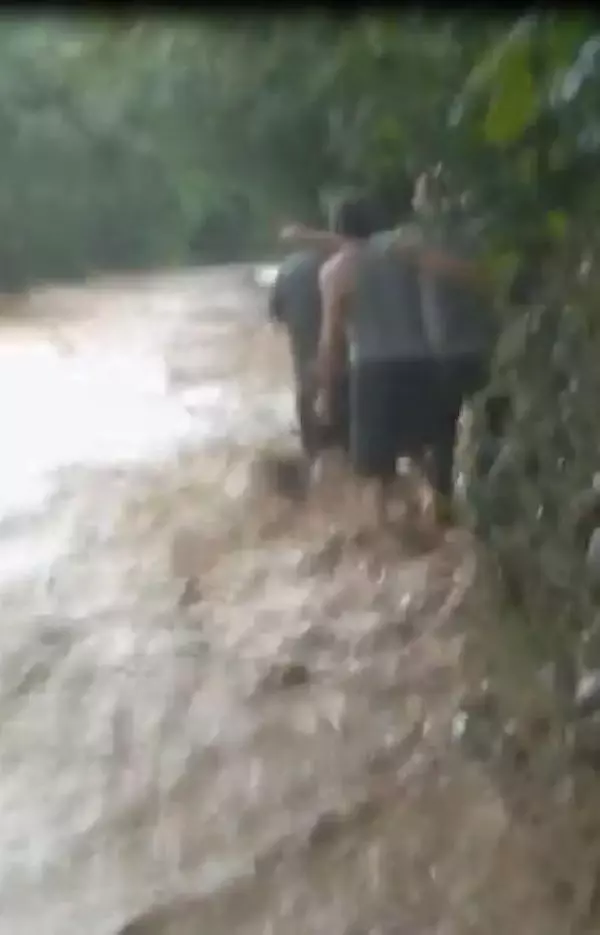 Son dakika haberi! Rize yine sele teslim; dereler taştı, yollar kapandı (2)