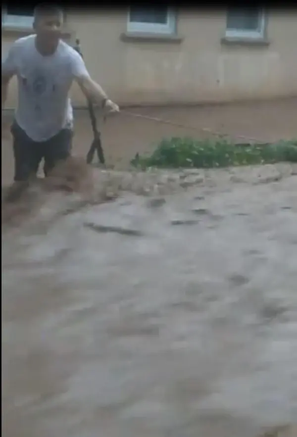 Son dakika haberi! Rize yine sele teslim; dereler taştı, yollar kapandı (2)