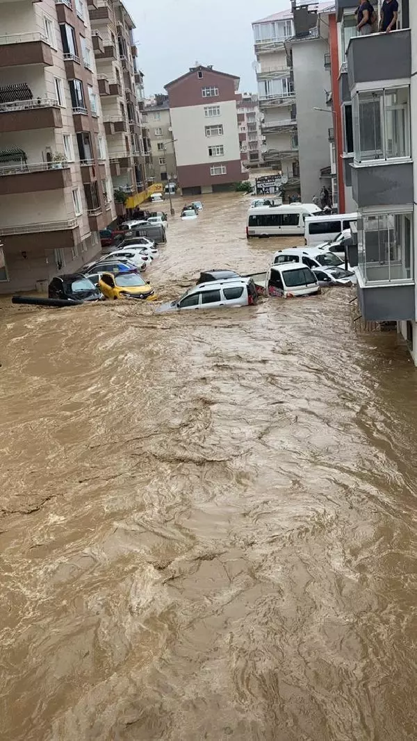 Son dakika haberi! Rize yine sele teslim; dereler taştı, yollar kapandı (2)