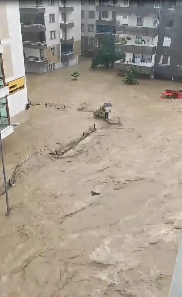 Son dakika haberi! Rize yine sele teslim; dereler taştı, yollar kapandı (2)
