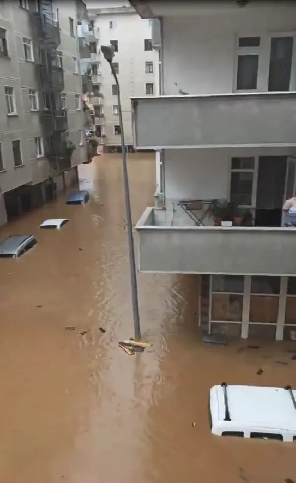 Son dakika haberi! Rize yine sele teslim; dereler taştı, yollar kapandı (2)