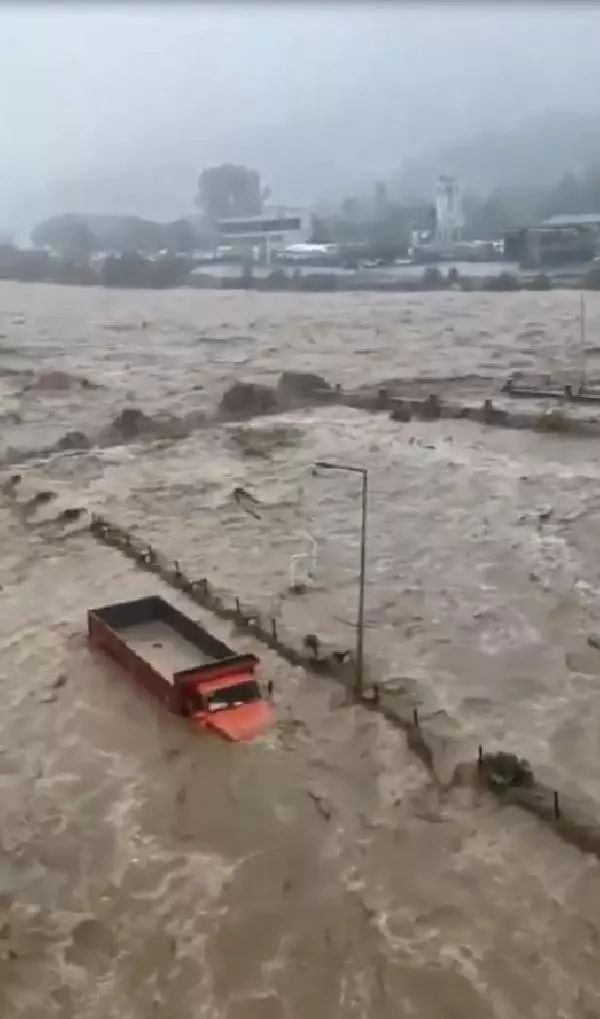 Son dakika haberi! Rize yine sele teslim; dereler taştı, yollar kapandı (2)