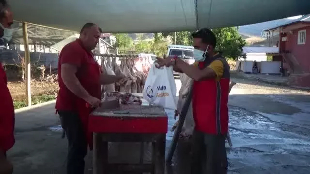 Sadakataşı Derneği, ihtiyaç sahibi ailelere kurban eti dağıttı
