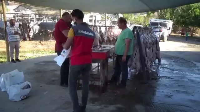 Sadakataşı Derneği, ihtiyaç sahibi ailelere kurban eti dağıttı