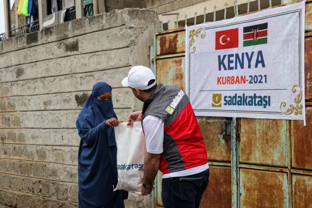 Sadakataşı Derneği, Kenya'da 2 bin 353 aileye kurban eti dağıttı