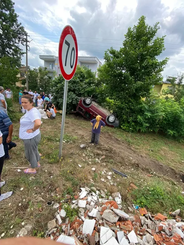 Samsun'da iki hafif ticari araç devrildi: 6 yaralı