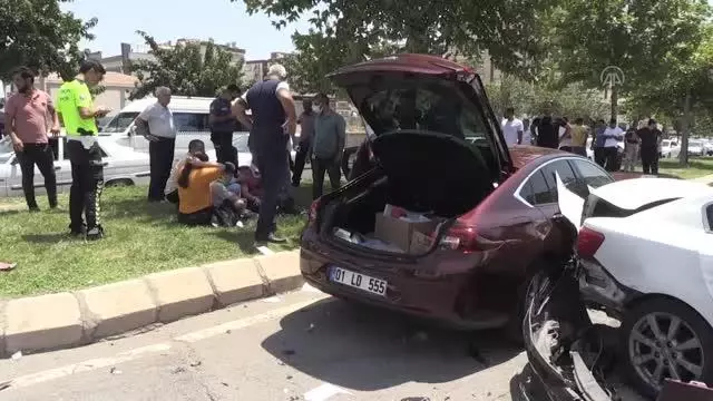 ŞANLIURFA - 3 aracın karıştığı trafik kazasında 6 kişi yaralandı ŞANLIURFA - 3 aracın karıştığı trafik kazasında 6 kişi yaralandı