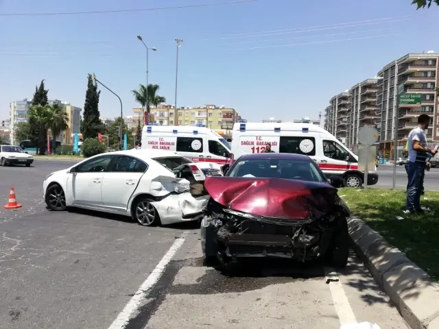 Şanlıurfa'da zincirleme kaza: 3 aracın karıştığı kazada 6 kişi yaralandı