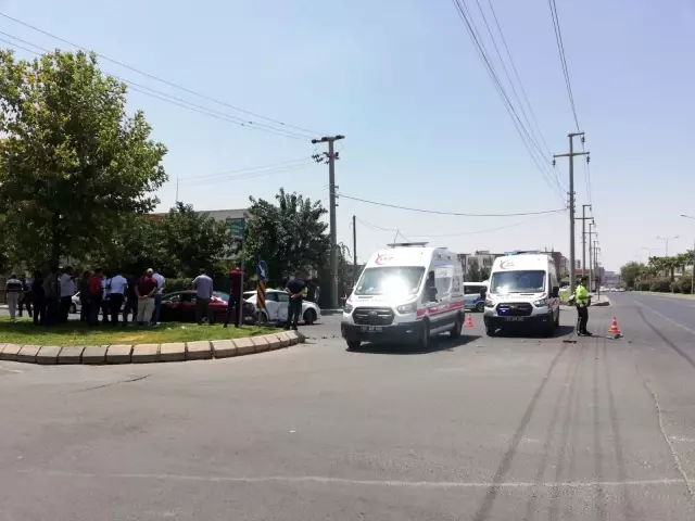 Şanlıurfa'da zincirleme kaza: 3 aracın karıştığı kazada 6 kişi yaralandı