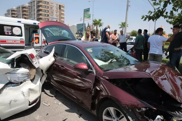 ŞANLIURFA - 3 aracın karıştığı trafik kazasında 6 kişi yaralandı