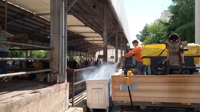 Şanlıurfa'da kurban kesim alanlarında temizlik ve dezenfektan çalışması yapılıyor