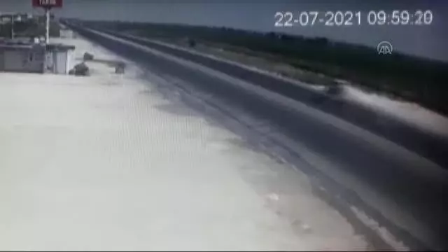 ŞANLIURFA - Otomobil ile motosiklet çarpıştı: 3 yaralı ŞANLIURFA - Otomobil ile motosiklet çarpıştı: 3 yaralı
