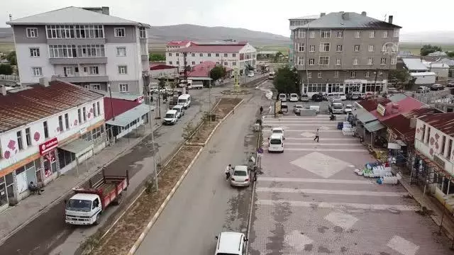 Saray'da Van evleri mimarisinde 54 dükkan inşa ediliyor