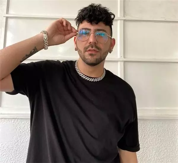 Şarkısı uğurlu geldi nişanlandı...