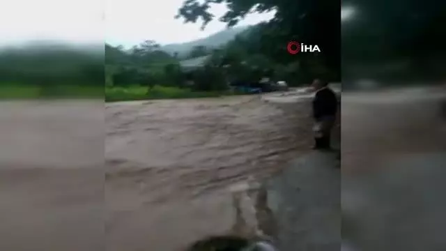 Evden yola ip çekerek dere gibi akan suyun içerisinden geçtiler Evden yola ip çekerek dere gibi akan suyun içerisinden geçtiler