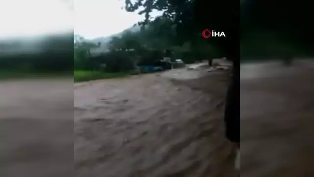 Evden yola ip çekerek dere gibi akan suyun içerisinden geçtiler