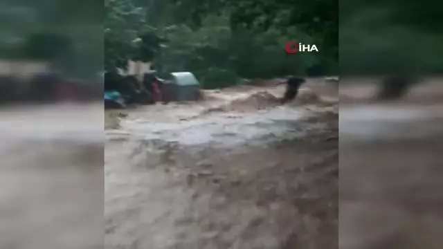 Evden yola ip çekerek dere gibi akan suyun içerisinden geçtiler