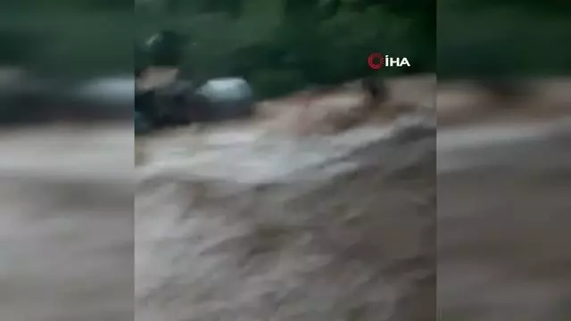 Evden yola ip çekerek dere gibi akan suyun içerisinden geçtiler