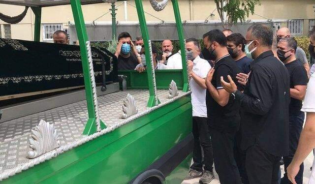 Selçuk Tektaş'ın kızından Buse Varol'a yürek yakan sözler: Babam bıraktı, sen bırakma Selçuk Tektaş'ın kızından Buse Varol'a yürek yakan sözler: Babam bıraktı, sen bırakma