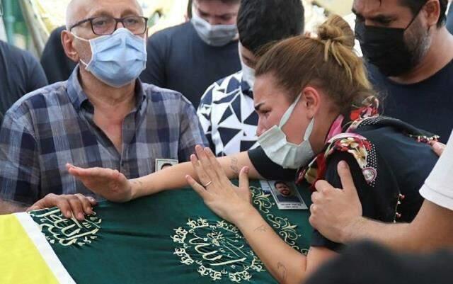 Selçuk Tektaş'ın kızından Buse Varol'a yürek yakan sözler: Babam bıraktı, sen bırakma Selçuk Tektaş'ın kızından Buse Varol'a yürek yakan sözler: Babam bıraktı, sen bırakma