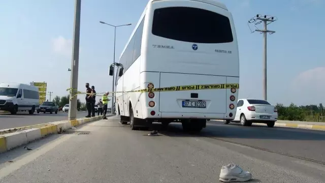 Servis minibüsünün motosiklete çarptığı kazada anne ve oğlunu ölüm ayırdı