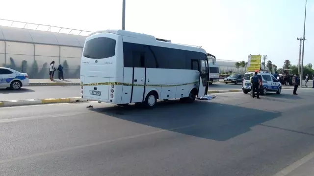 Servis minibüsünün motosiklete çarptığı kazada anne ve oğlunu ölüm ayırdı