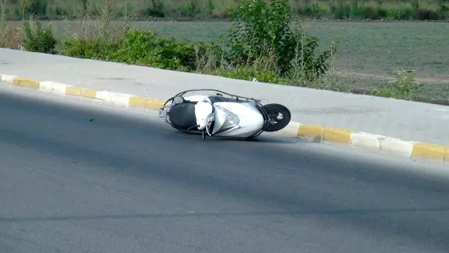 Servis minibüsünün motosiklete çarptığı kazada anne ve oğlunu ölüm ayırdı